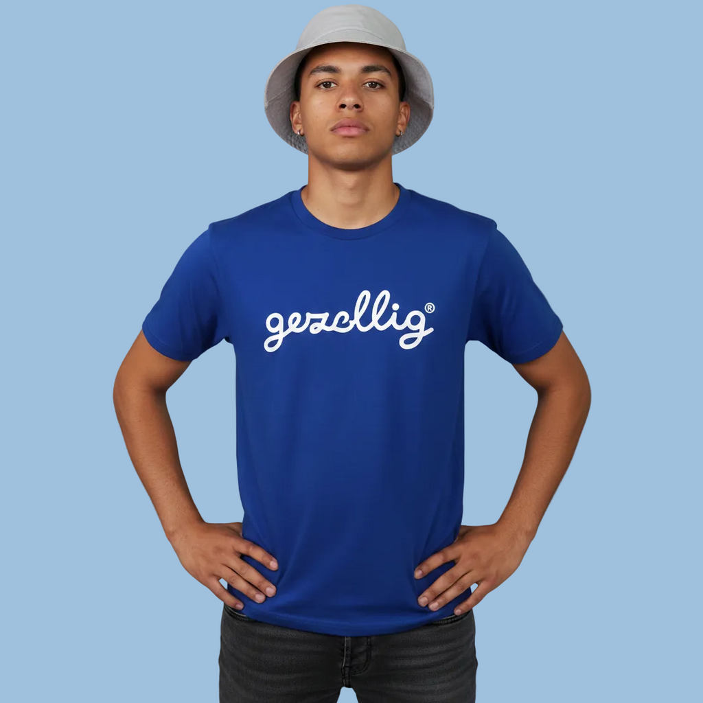 Guy wearing a blue Gezellig t-shirt with white logo