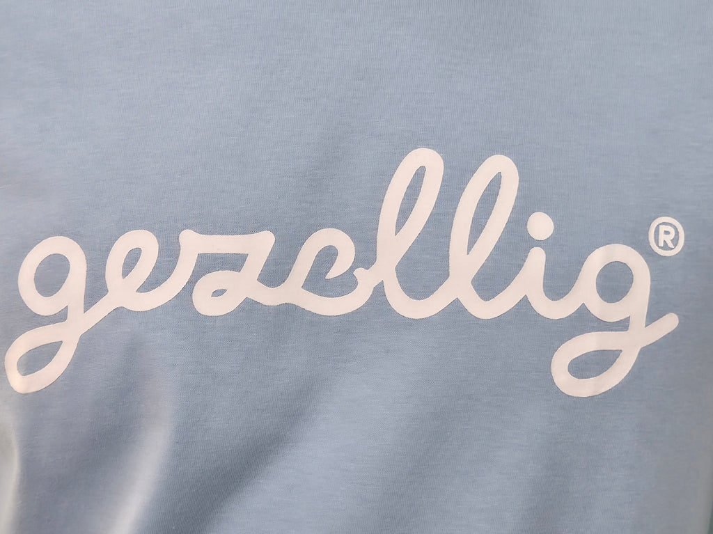 White Gezellig logo on light blue 