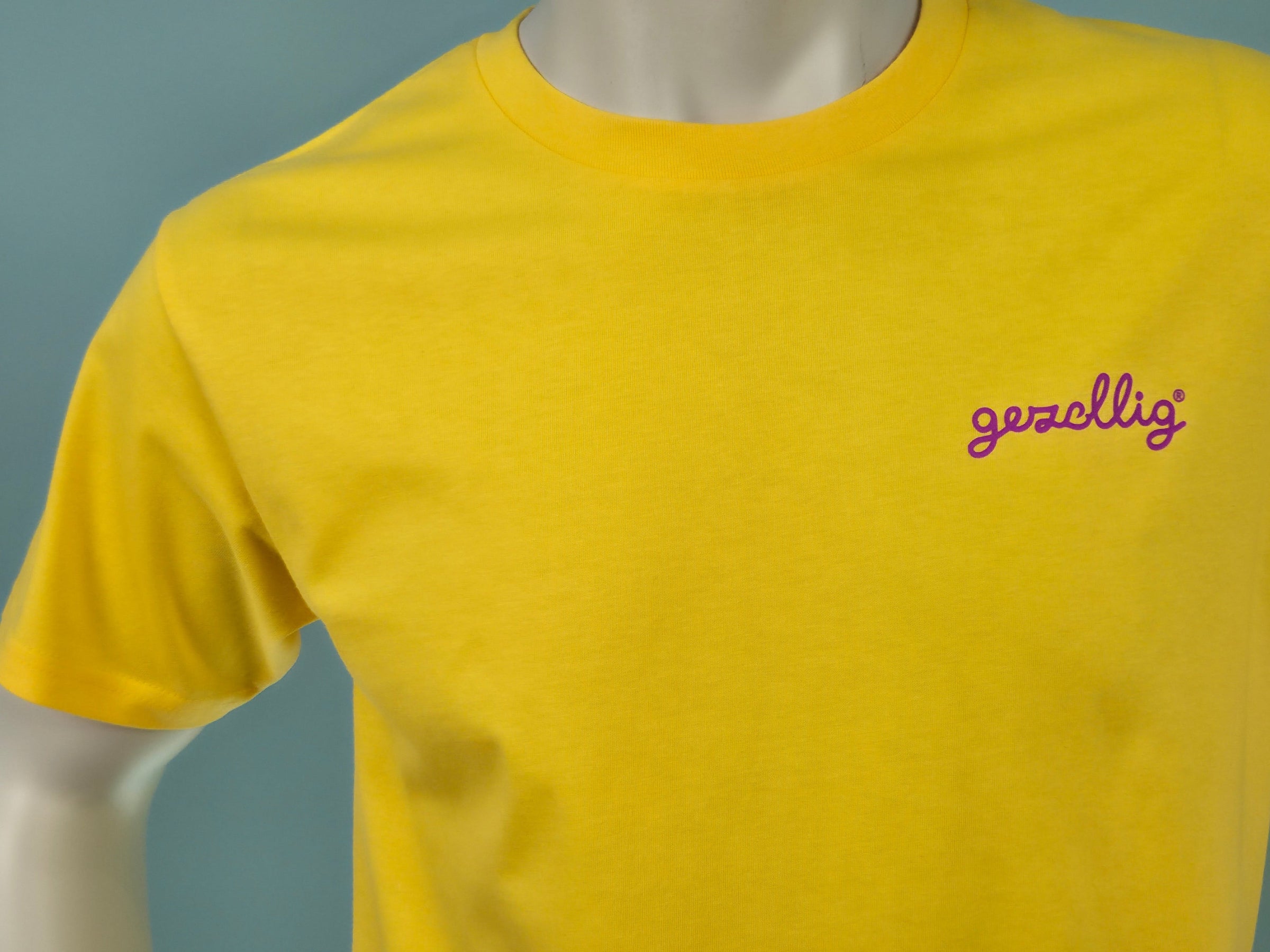 Yellow t-shirt with small 'gezellig' logo in fuchsia

