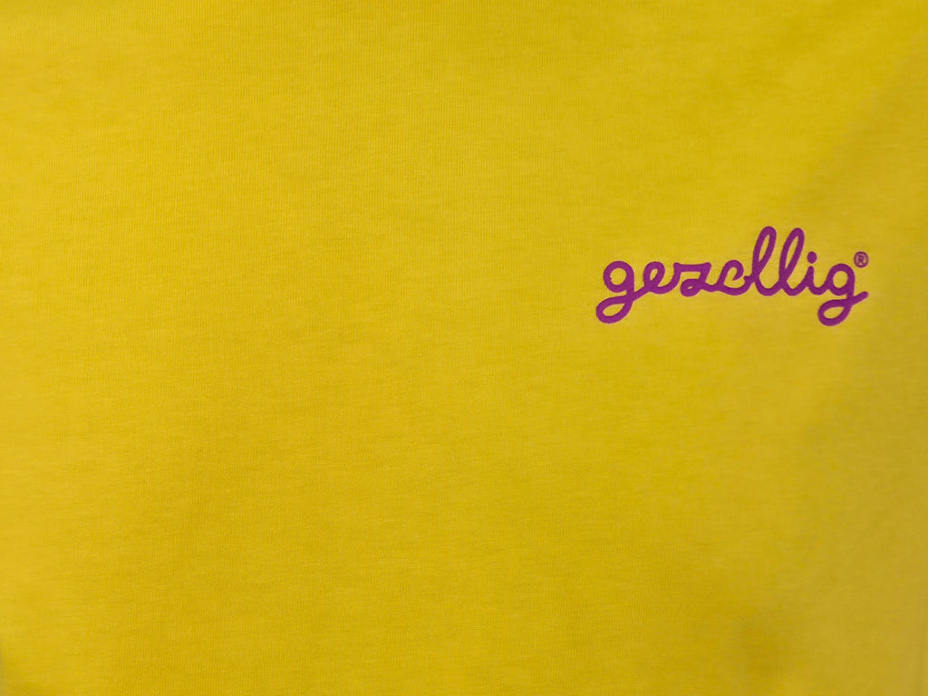 small gezellig logo on fuchsia